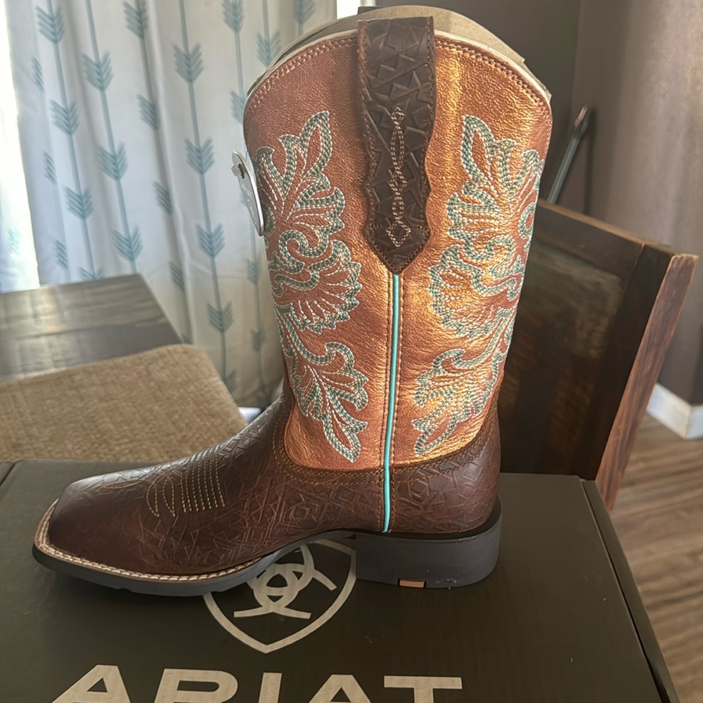 Brand new Ariat women’s 7.5